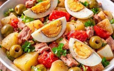 Medelhavssallad med potatis och tonfisk