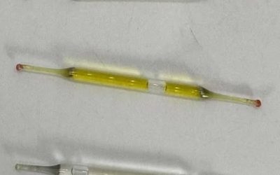 Vad är de? Hittade under ett badrumsskåp under renoveringen: små glasrör, 5 cm långa, fyllda med vätska. Några idéer?