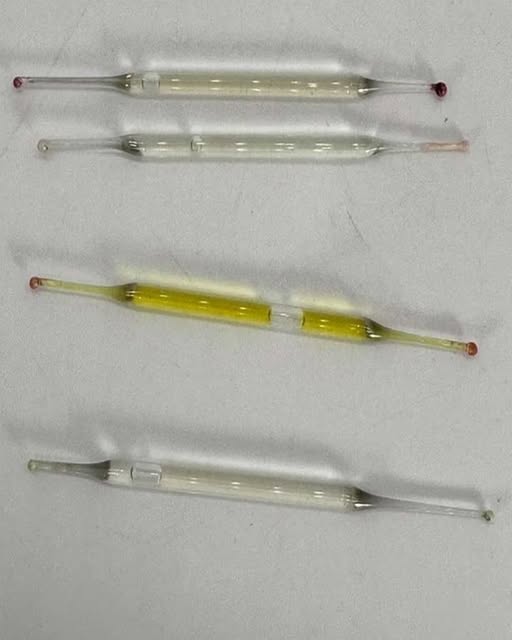 Vad är de? Hittade under ett badrumsskåp under renoveringen: små glasrör, 5 cm långa, fyllda med vätska. Några idéer?