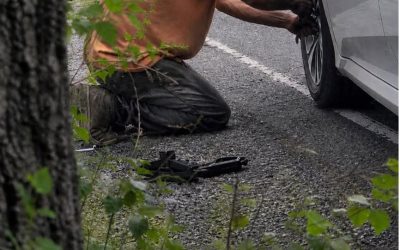 En hemlös man hjälpte mig att byta ett punkterat däck på Route 9, där min son försvann för 20 år sedan. Det han lämnade kvar på mitt passagerarsäte berörde mig djupt.