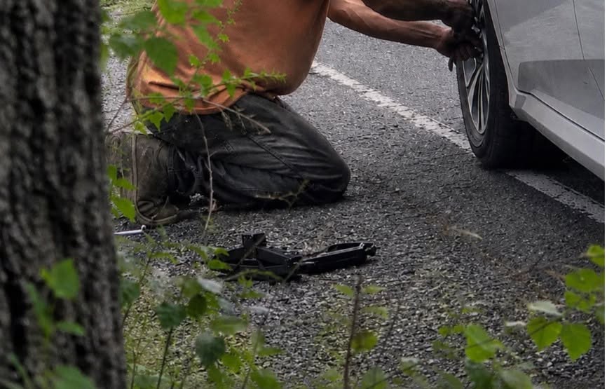 En hemlös man hjälpte mig att byta ett punkterat däck på Route 9, där min son försvann för 20 år sedan. Det han lämnade kvar på mitt passagerarsäte berörde mig djupt.
