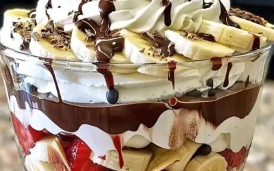 Lager på lager av frukt och chokladtrifle