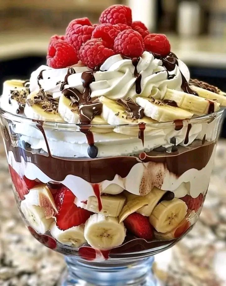 Lager på lager av frukt och chokladtrifle