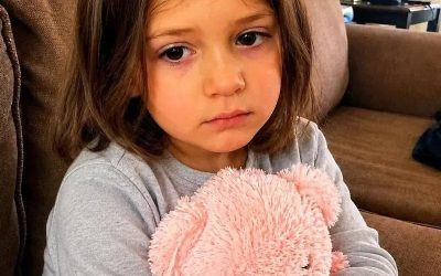 Mitt barnbarn slutade prata när hennes pappa gifte om sig, och sedan gav hon mig sin nallebjörn med en inspelning av hennes röst och en lapp där det stod: “Lyssna, när min
