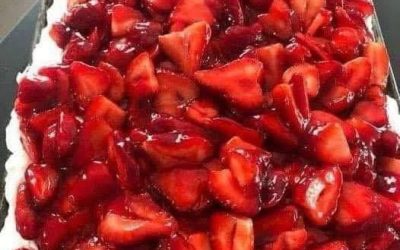 Läcker jordgubbsdessert med färskost och grahamkex