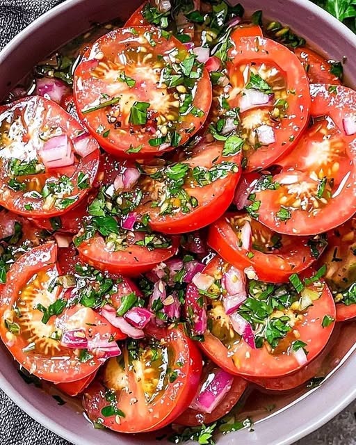 Smakrik marinerad tomatsallad – fräsch, färgglad och full av sommarens smaker