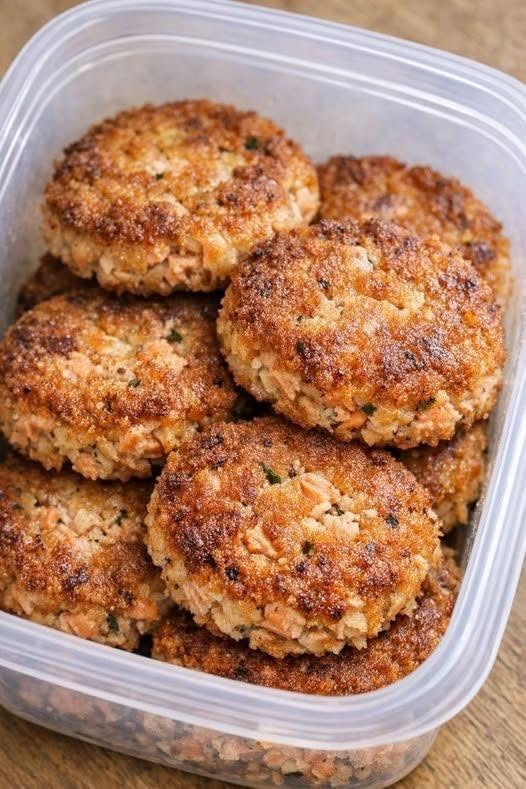 Mormor hade alltid dessa redo åt oss. Bara 3 ingredienser. Krispig, gyllene perfektion utan kolhydrater.. Fullständigt recept 👇