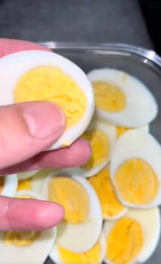 Läkare avslöjar att det orsakar att äta hårdkokta ägg på morgonen