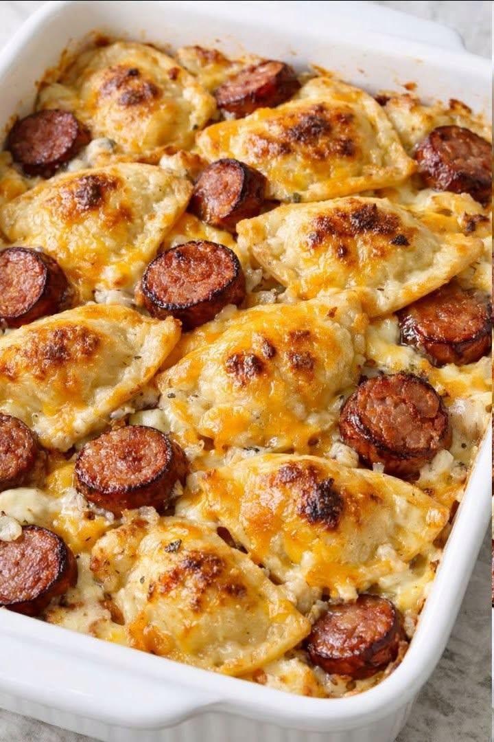 Gryta med pierogi och kielbasa bakad i ugnen