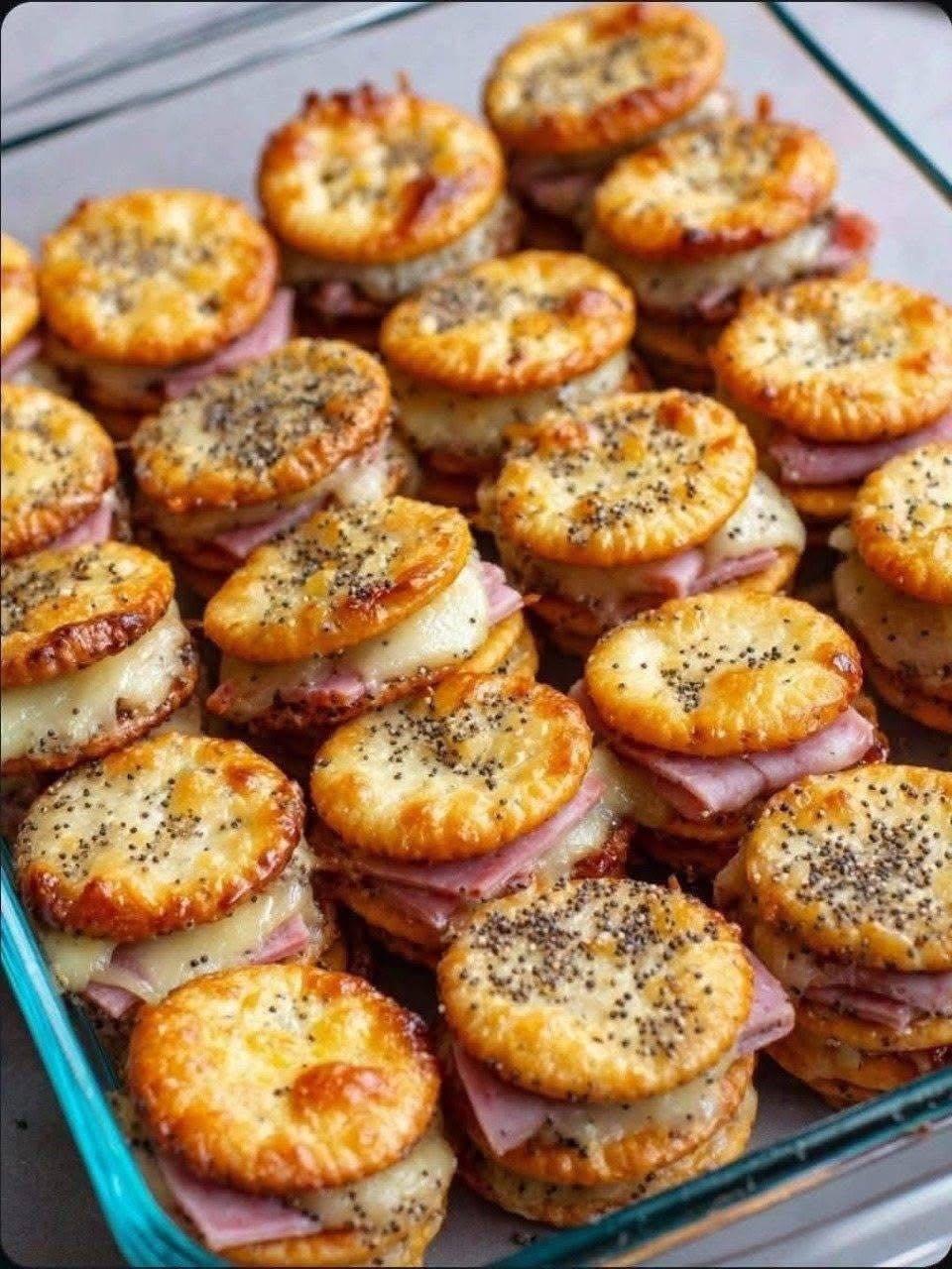 Krispiga mini-ostsmörgåsar