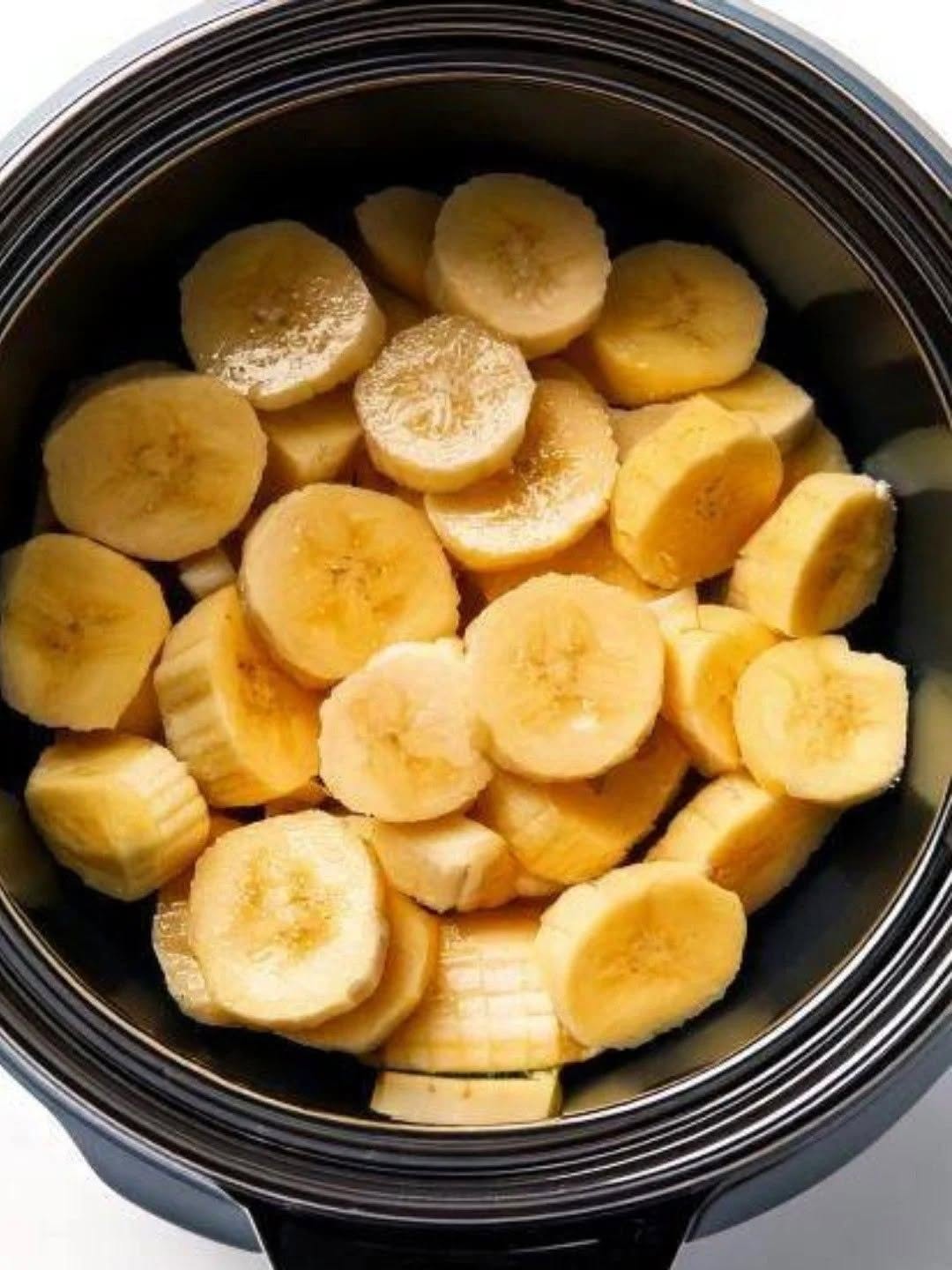 🍌 Lägg råa bananskivor i en slow cooker med dessa 4 ingredienser — Du kommer aldrig att se tillbaka