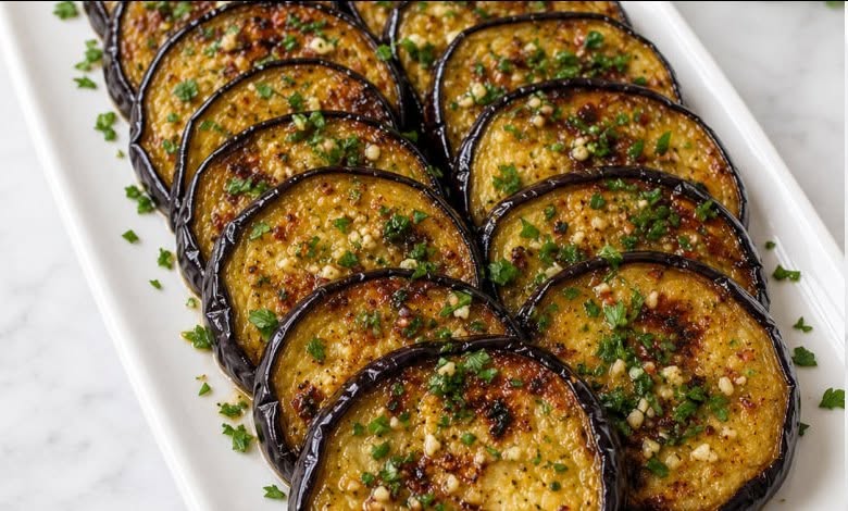 Vitlöksrostade aubergineskivor – Enkel medelhavsrätt