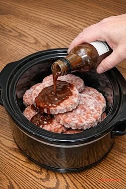 Häll flasksås över frysta nötfärsbiffar, tillsammans med 3 ingredienser, i slow cookern för en smakrik helgfest som alla frågar efter.
