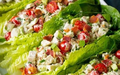 BLTA kycklingsallad i salladsblad – fräsch, krämig och lätt att älska