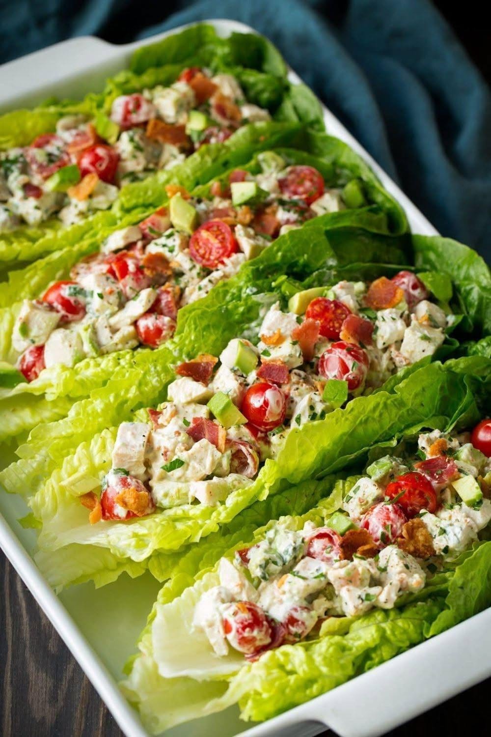 BLTA kycklingsallad i salladsblad – fräsch, krämig och lätt att älska