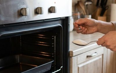 Varför erfarna hemmakockar svär på att strö lite socker i ugnen
