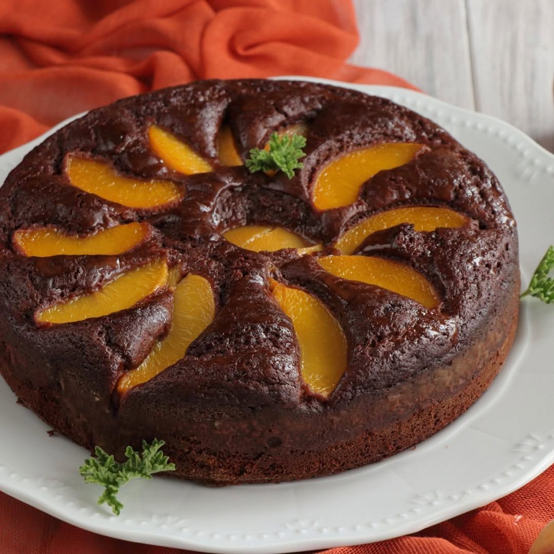 🍑 Chokladkaka med persikor – Fluffig, saftig och oemotståndlig!