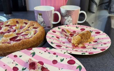 Jordgubbskladdkaka med vit choklad och citroncest