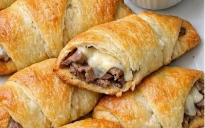 Frasiga French Dip-rullar med rostbiff och smält ost