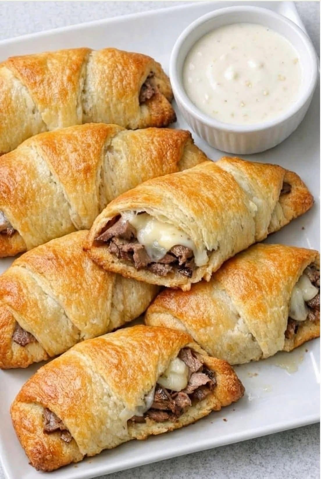 Frasiga French Dip-rullar med rostbiff och smält ost