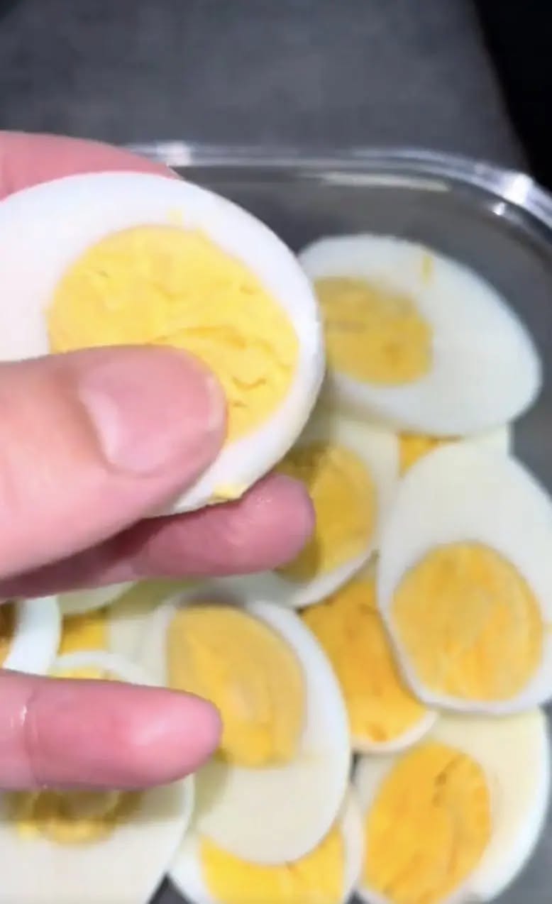 Läkare avslöjar att det här orsakar hårdkokta ägg på morgonen