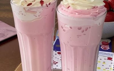 Jordgubbsmilkshake med bara 3 ingredienser, klar på 5 minuter och härligt krämig.