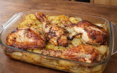 Ugnsstekt kyckling med potatis och vitlök: en enkel måltid i en enda rätt