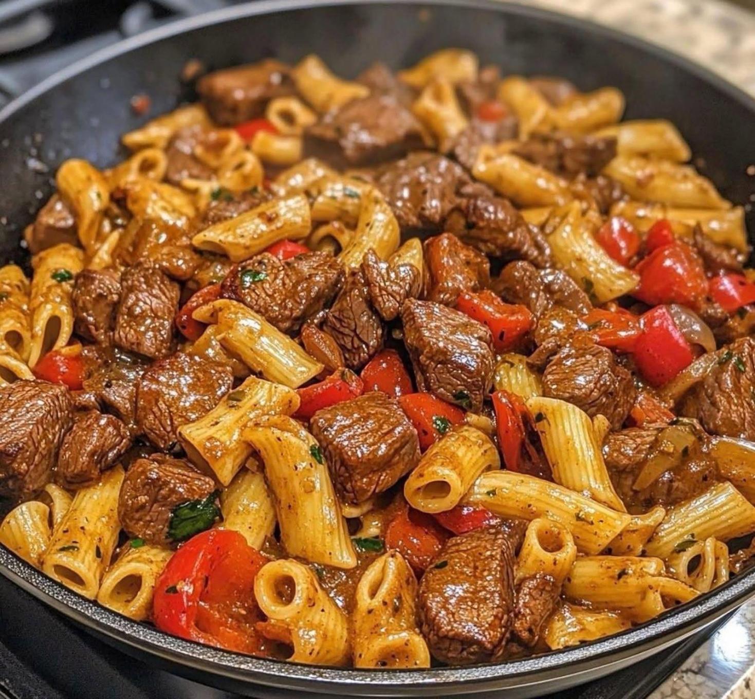 Pasta med stekt nötkött och paprika