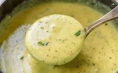 Krämig zucchinisoppa med vitlök, perfekt för viktminskning
