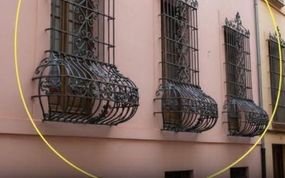 Perché alcune sbarre delle finestre sono curve nella parte lowere?