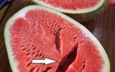 Har du skurit upp en vattenmelon och sett sprickor? Sluta äta den omedelbart! Här är vad det betyder!