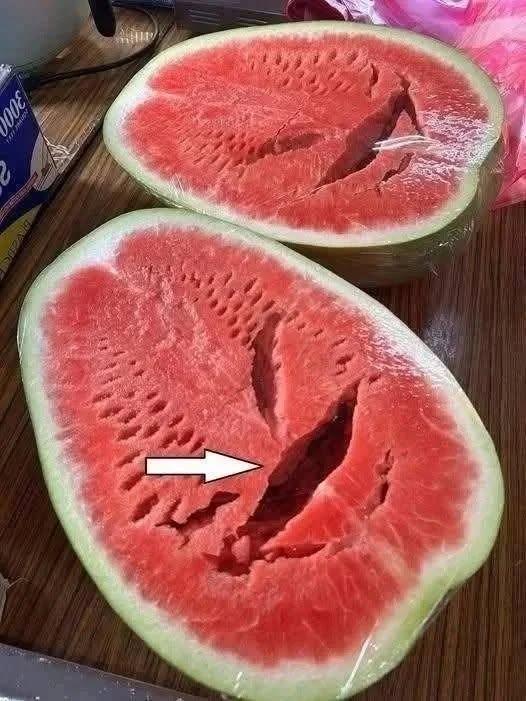 Har du skurit upp en vattenmelon och sett sprickor? Sluta äta den omedelbart! Här är vad det betyder!