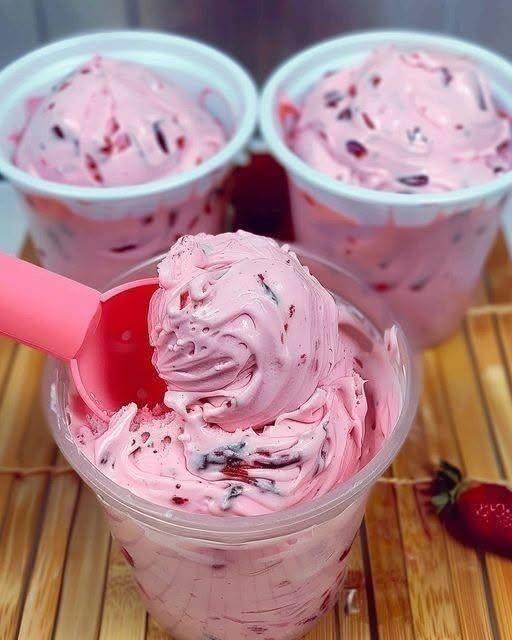 En succé med tre ingredienser: krämig jordgubbsdröm-yoghurtdessert