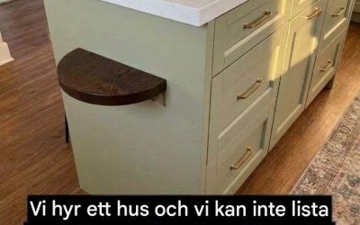Vi hyr ett hus och vi kan inte lista ut vad den här konstiga hyllan bredvid köksön är till för. Ingen verkar veta. Några idéer? Det gör oss galna!👇