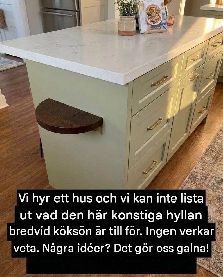 Vi hyr ett hus och vi kan inte lista ut vad den här konstiga hyllan bredvid köksön är till för. Ingen verkar veta. Några idéer? Det gör oss galna!👇