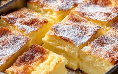 Cheesecake-osten som bakas på en plåt med vaniljkräm är en sann klassiker!