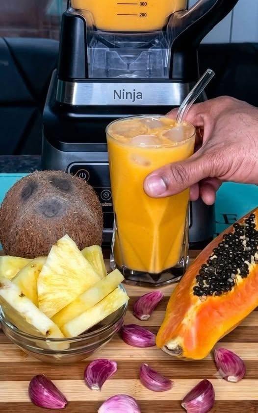 Jag trodde det var ett skämt tills jag provade det. Varför lägger folk rå vitlök i sina tropiska smoothies?! Det kanske låter helt galet, men den här ovanliga tarmhälsotrenden tar USA med storm. Om du vill eliminera gifter, stärka ditt immunförsvar och ta hand om din tarmhälsa, läs det här innan din nästa frukost.