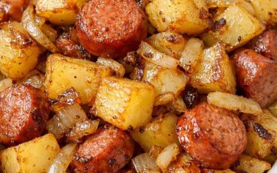 Krispig potatisragout med lök och kycklingkorv – en billig middag i en panna