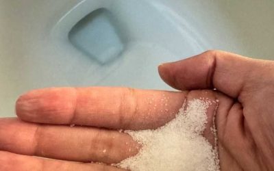 Varför du borde lägga salt i toaletten: Fördelarna och anledningarna till att rörmokare använder det