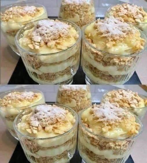 När jag känner mig lat gör jag alltid den här efterrätten. “Napoleon i glas”: en fingerslickande godhet. Uppäten på 2 minuter.