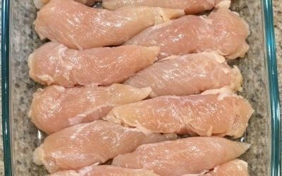 Lägg råa kycklingfiléer i glasgrytan och fyra enkla ingredienser för en måltid så utsökt att hela familjen kommer att tigga om mer.