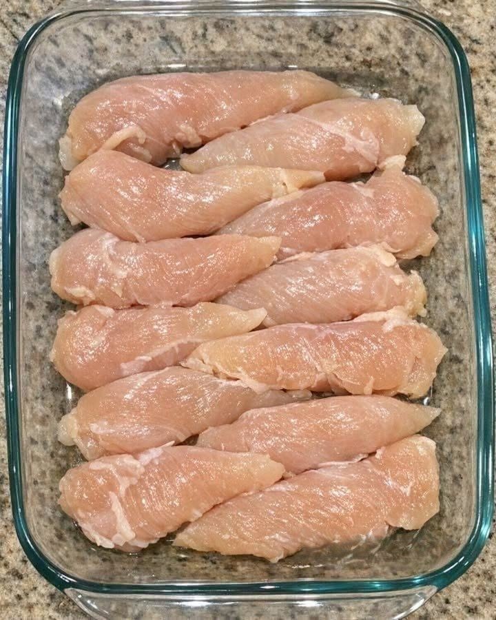 Lägg råa kycklingfiléer i glasgrytan och fyra enkla ingredienser för en måltid så utsökt att hela familjen kommer att tigga om mer.
