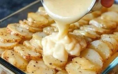 Potatisgratäng med ost (krämig, gyllenbrun och oemotståndligt god)