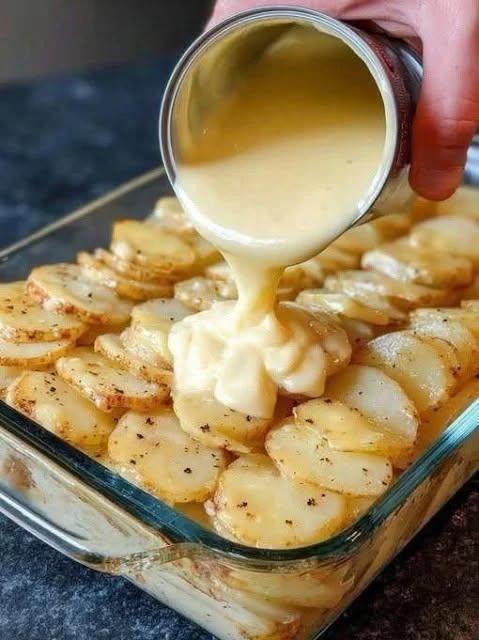 Potatisgratäng med ost (krämig, gyllenbrun och oemotståndligt god)