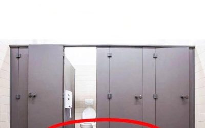 Varför nuddar inte toalettdörrarna golvet?
